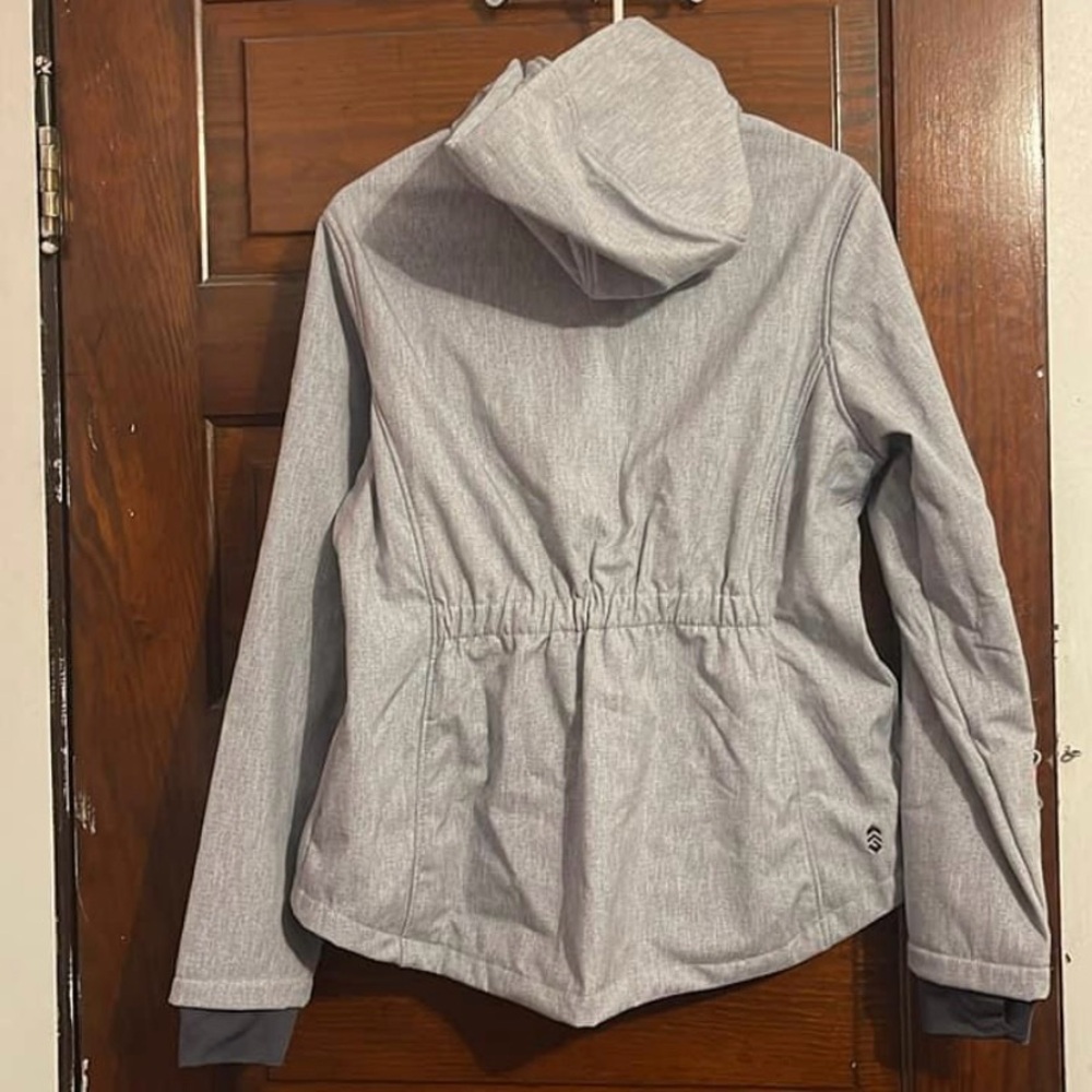 Grey soft shell jacket.
Water resistant
Wind resistant
Thumb cuffs
